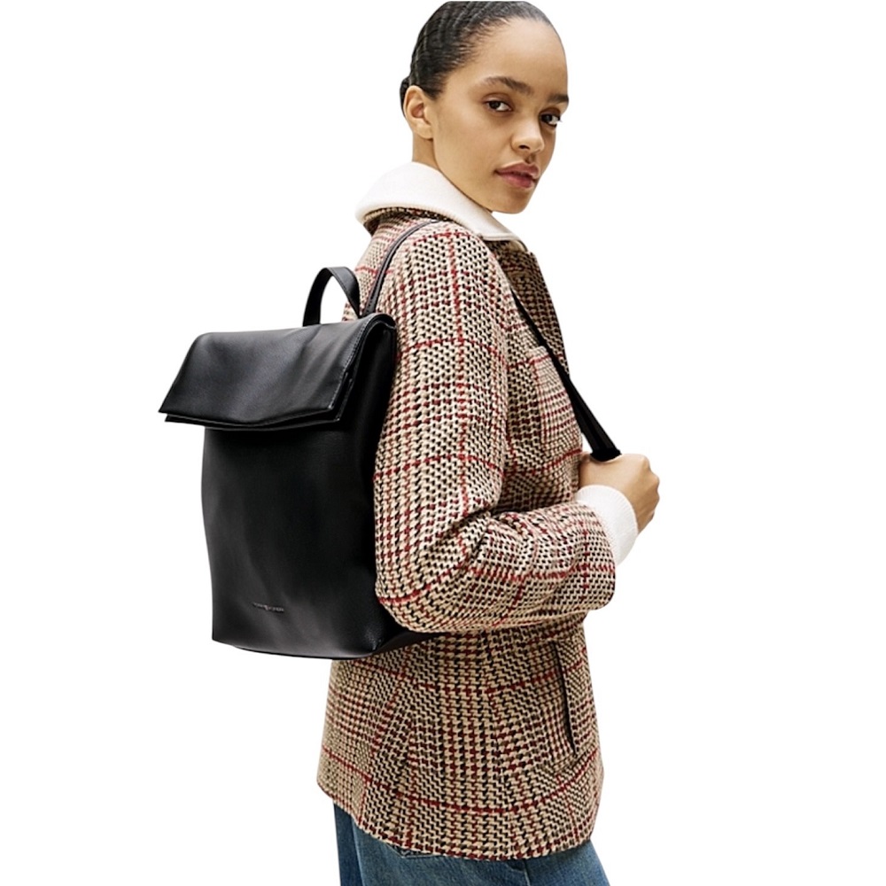 TOMMY HILFIGER</br>Γυναικεία Τσάντα Backpack Με Καπάκι Και Μεταλλικό Λογότυπο Μαύρο AW0AW17654-BDS Tommy Hilfiger
