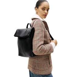 Γυναικεία Τσάντα Backpack Με Καπάκι Και Μεταλλικό Λογότυπο Μαύρο AW0AW17654-BDS Tommy Hilfiger