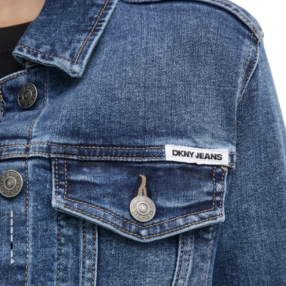 DKNY</br>Γυναικείο Μπουφάν Τζιν Μπλε DJ4J6006-F3J DKNY DKNY</br>Γυναικείο Μπουφάν Τζιν Μπλε DJ4J6006-F3J DKNY